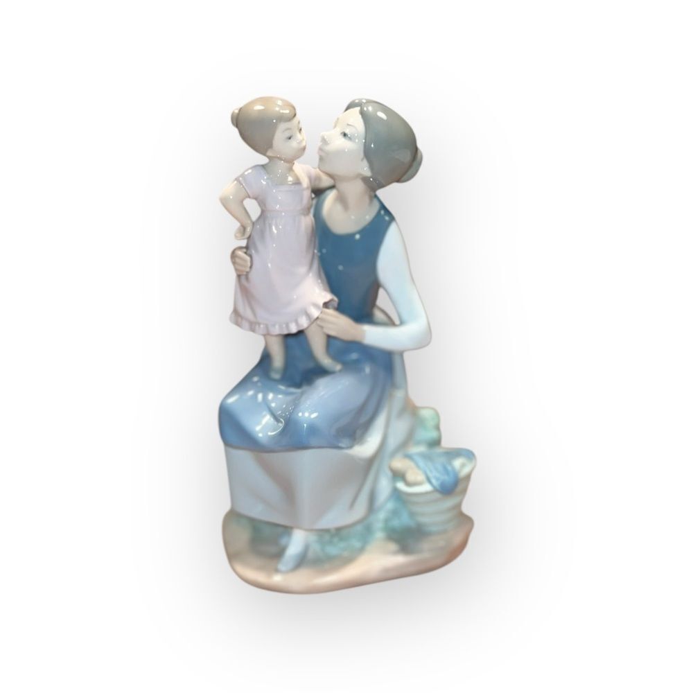 Lladro Nao Rare Retired “The Pampering” Porcelain Art
